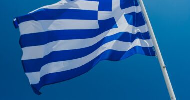 Греція продовжила захист українців