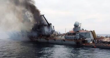 Російський крейсер "Москва" тоне