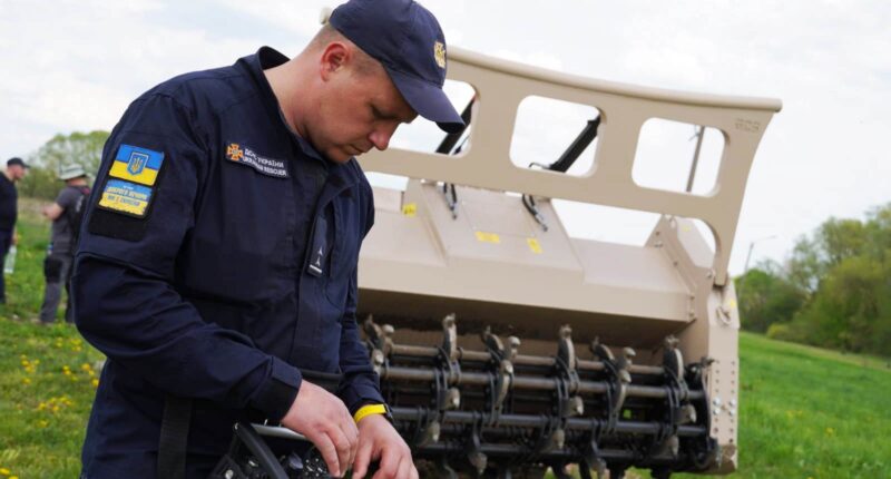 Україна отримала партію обладнання для розмінування територій від Канади