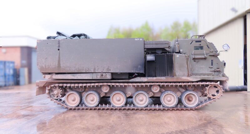 Українські військові навчаються обслуговувати реактивні системи залпового вогню M270 у Великій Британії