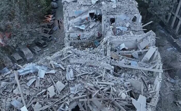 Зруйнований ракетою будинок у Львові