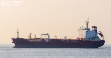 Військовий корабель РФ погрожує цивільному кораблю