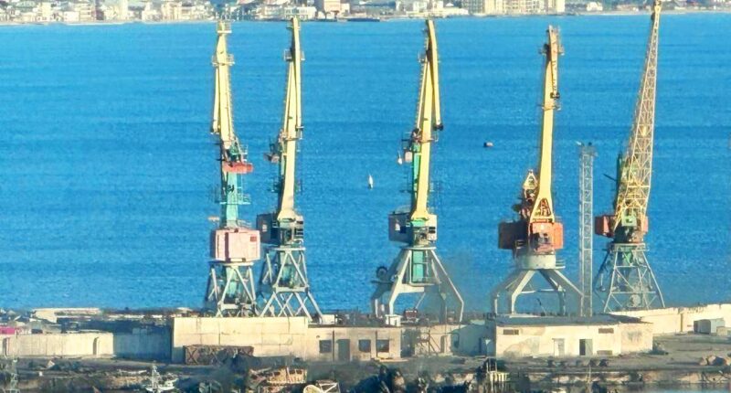 У росЗМІ повідомляють про 33 зниклих моряків внаслідок атаки по десантному кораблю в Феодосії