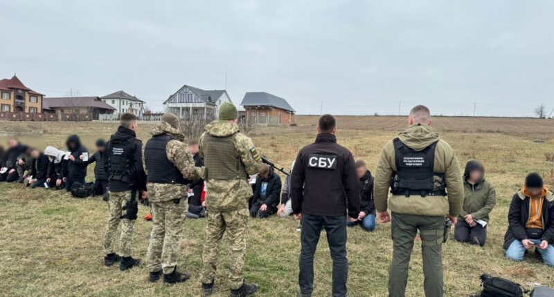 На кордоні з Румунією затримали автобус з ухилянтами