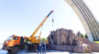 У Києві демонтують композицію на честь Переяславської ради під аркою “Свободи українського народу”