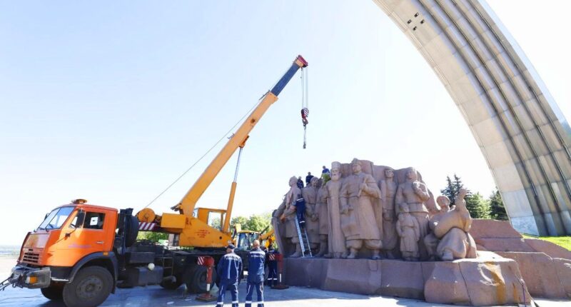 У Києві демонтують композицію на честь Переяславської ради під аркою “Свободи українського народу”