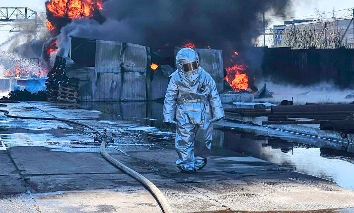В російському Омську спалахнула пожежа на підприємстві з нафтопродуктами