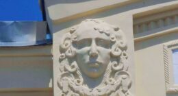 У Маріуполі заштукатурили унікальні цегляні маскарони