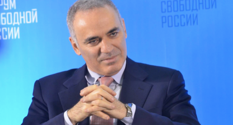 Каспаров закликав Шольца надати Україні допомогу
