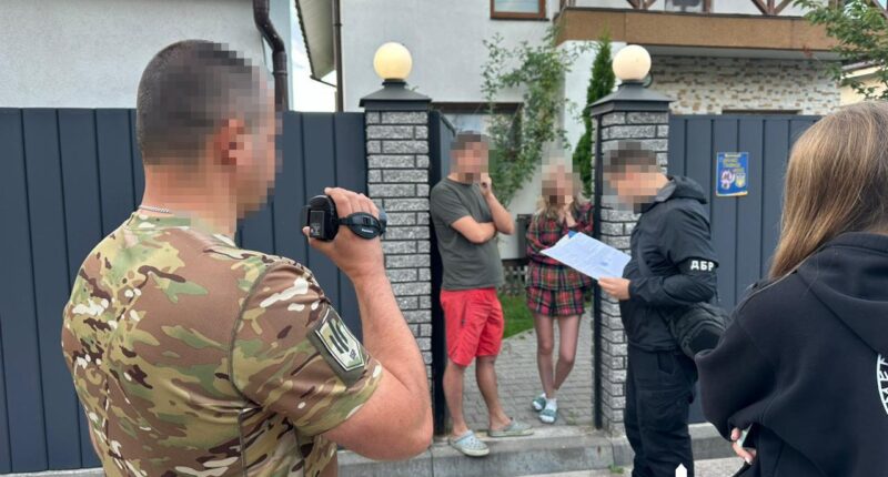чиновник на Житомирщини отимував зарплату військового