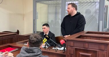 Суд призначив 60 діб перебування під вартою з альтернативою внесення застави у розмірі 12 мільйонів гривень для ексведучого підсанкційних телеканалів “Наш” і “NewsOne” Максима Назарова