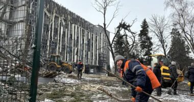 Зруйнована адмінбудівля в Ізюмі