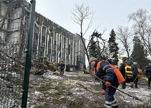 Зруйнована адмінбудівля в Ізюмі