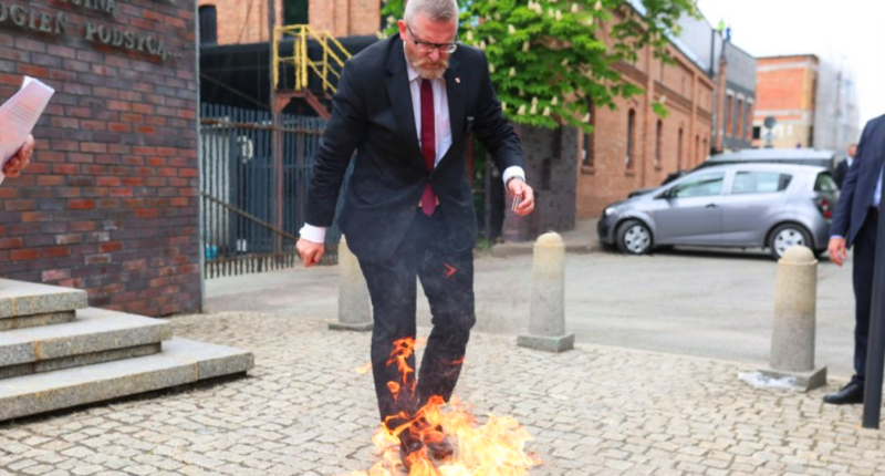 Кандидат у президенти Польщі Гжегож Браун зірвав прапор ЄС