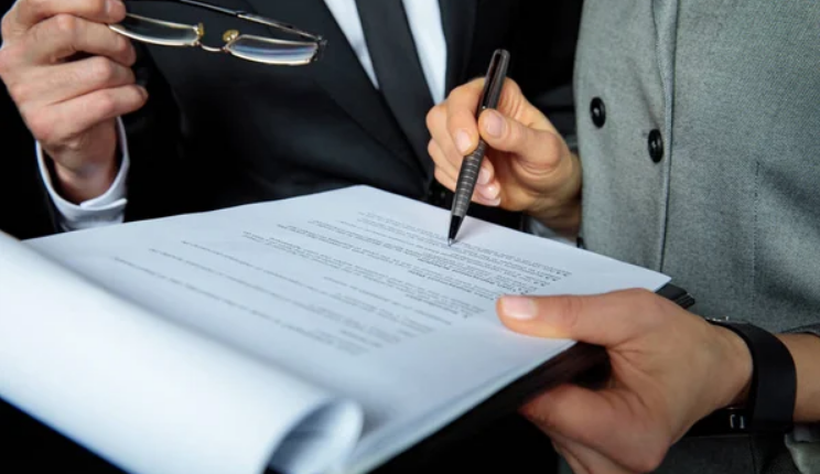 Підписують документи