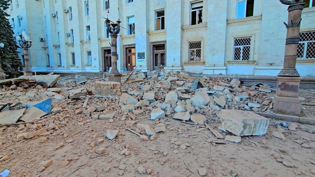 Армія РФ знищила будівлю Херсонської ОВА 2