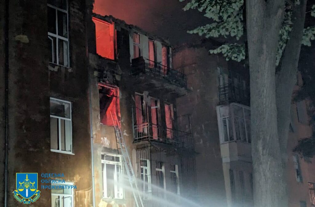 РФ атакувала Одесу дронами: є 10 влучань, вирували пожежі, одна людина загинула 2