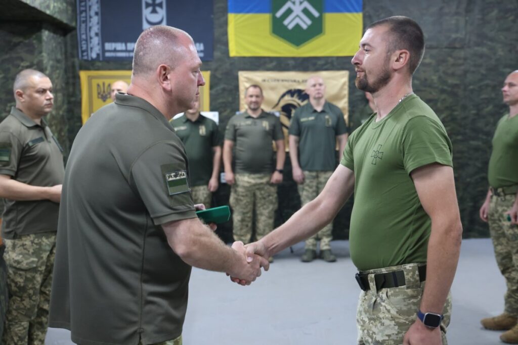Глава ДПСУ Дейнеко відвідав прикордонників на передових позиціях та вручив відзнаки 1