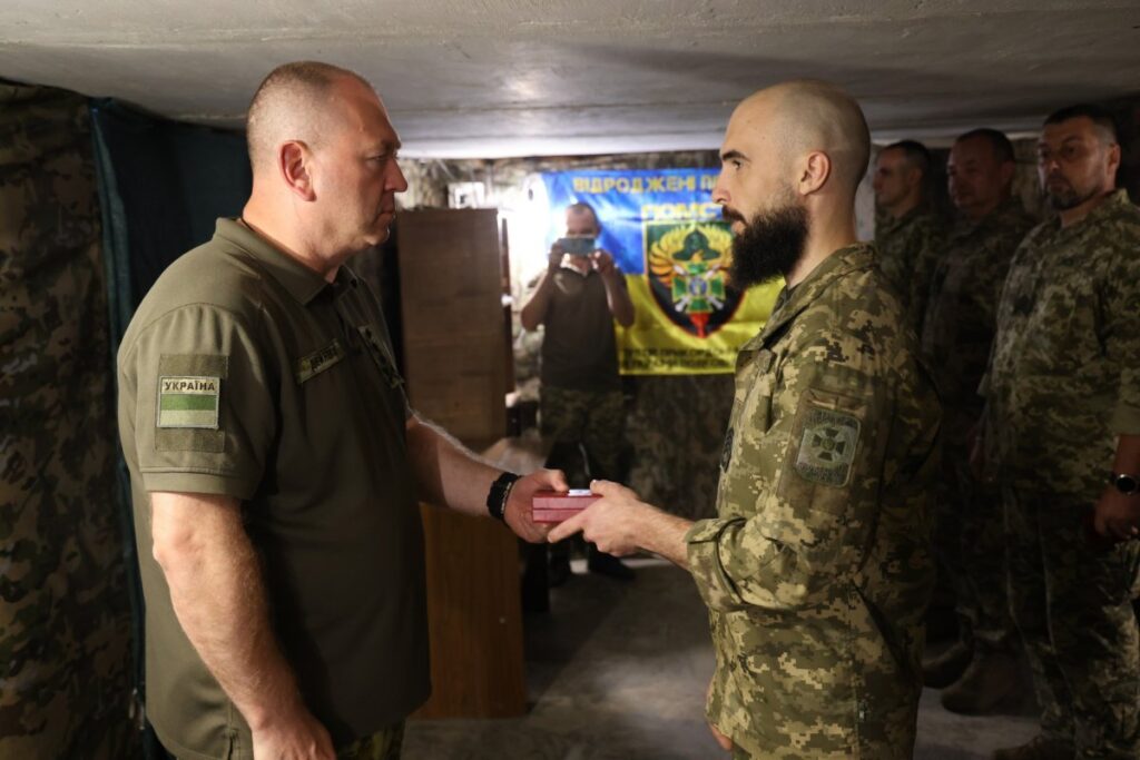 Глава ДПСУ Дейнеко відвідав прикордонників на передових позиціях та вручив відзнаки 4