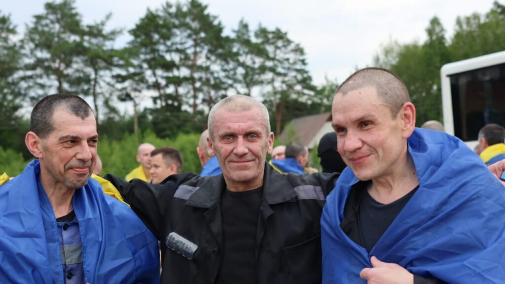 В Україну повернули військових і цивільних, які були у неволі з 2022 року 1