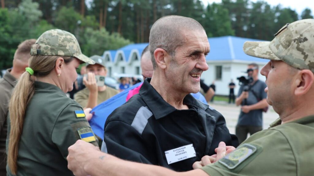 В Україну повернули військових і цивільних, які були у неволі з 2022 року 2