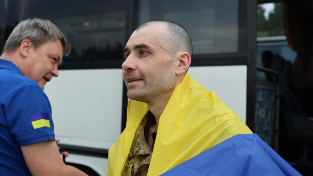 В Україну повернули військових і цивільних, які були у неволі з 2022 року 8