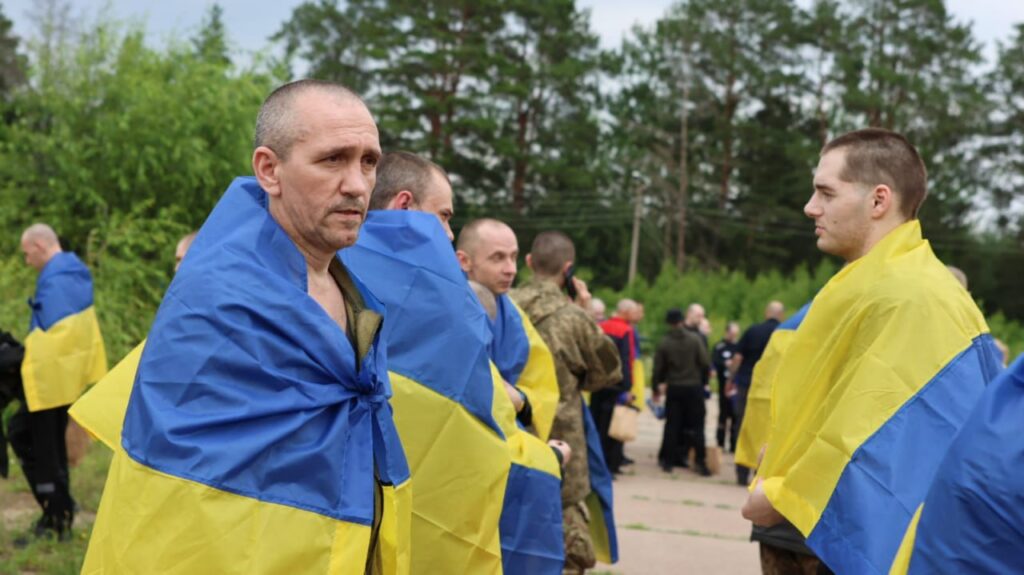 В Україну повернули військових і цивільних, які були у неволі з 2022 року 6