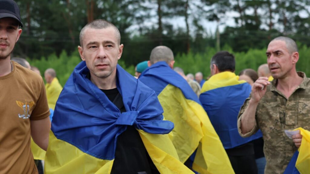 В Україну повернули військових і цивільних, які були у неволі з 2022 року 9