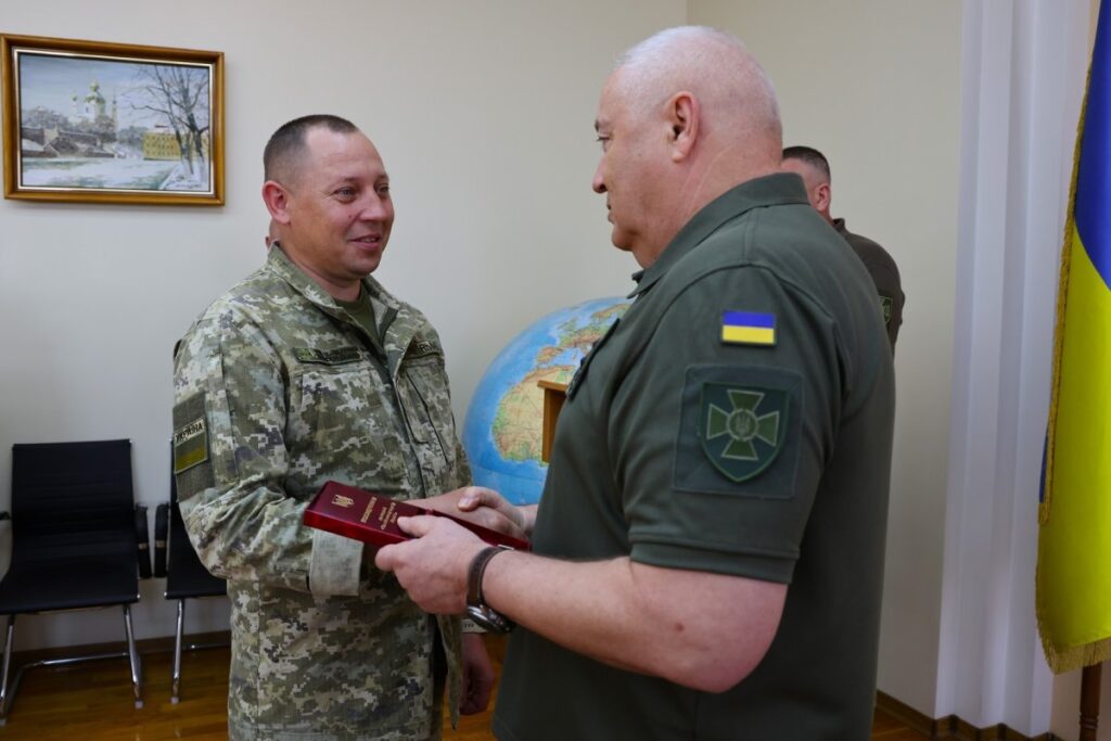 Українським прикордонникам вручили нагороди за мужність у бойових діях 12