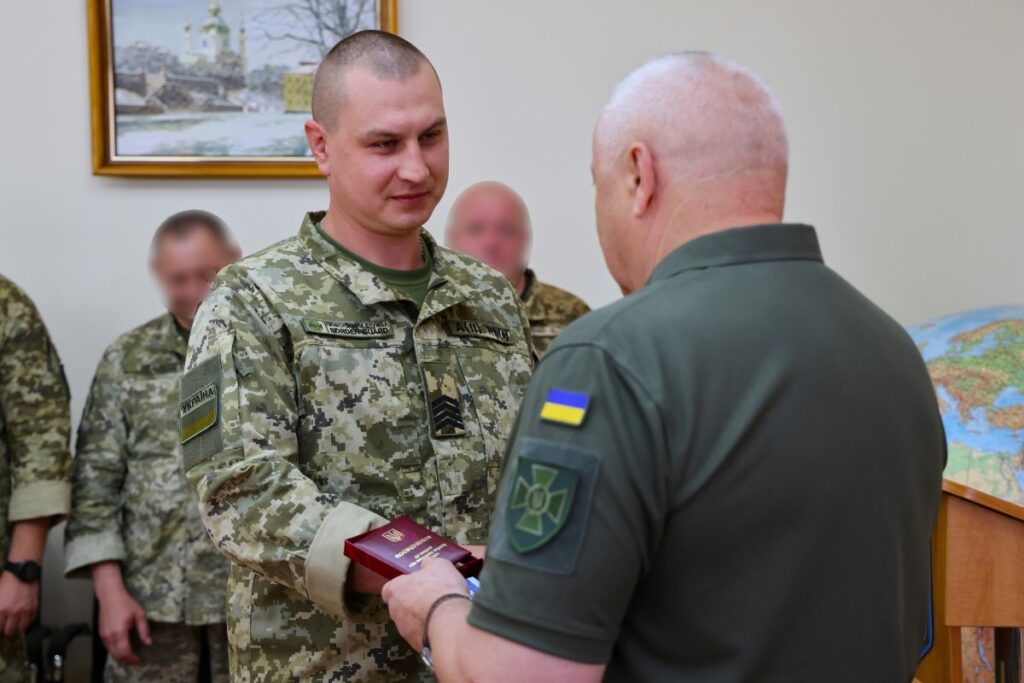 Українським прикордонникам вручили нагороди за мужність у бойових діях 8