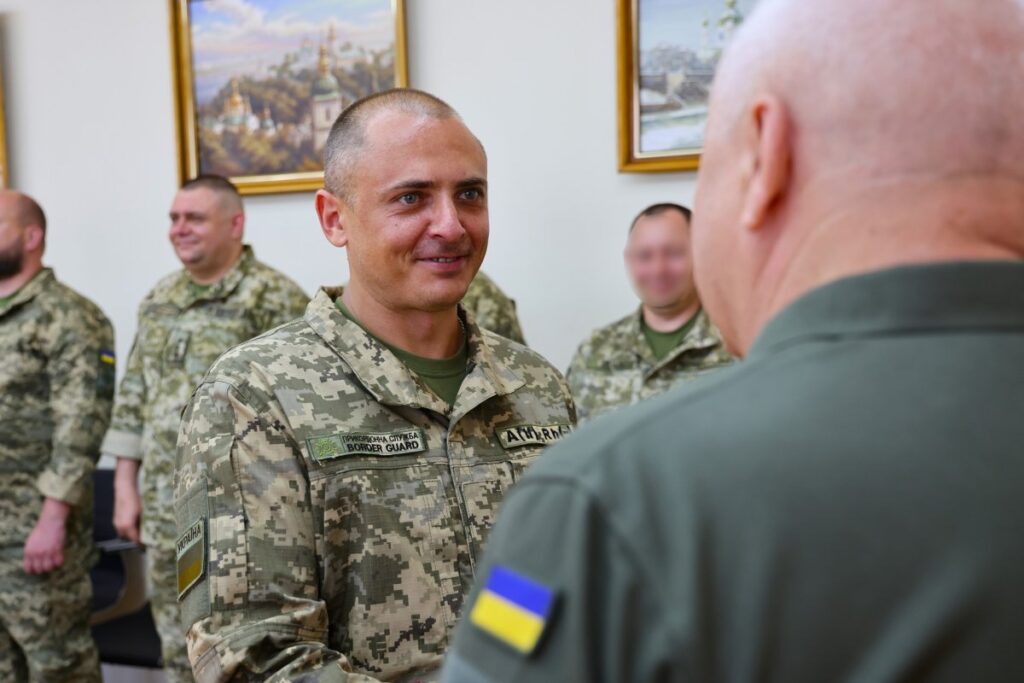Українським прикордонникам вручили нагороди за мужність у бойових діях 6