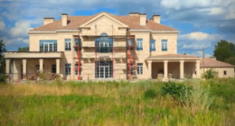 Фігурантка справи Чернишова займається будівництвом елітних маєтків у Козині