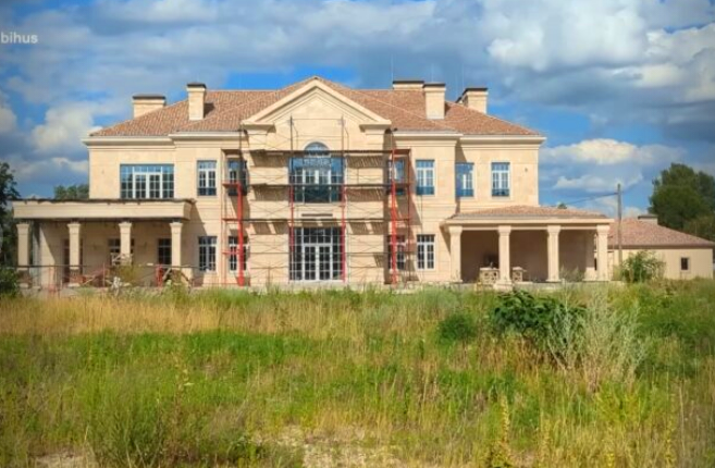 Фігурантка справи Чернишова займається будівництвом елітних маєтків у Козині