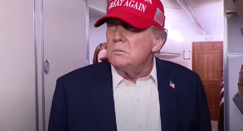 Трамп на борту літака