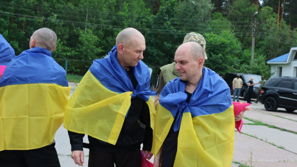 В Україну повернули військових і цивільних, які були у неволі з 2022 року 4