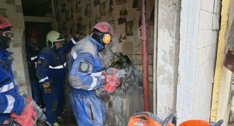 врятували чоловіка з-під завалів