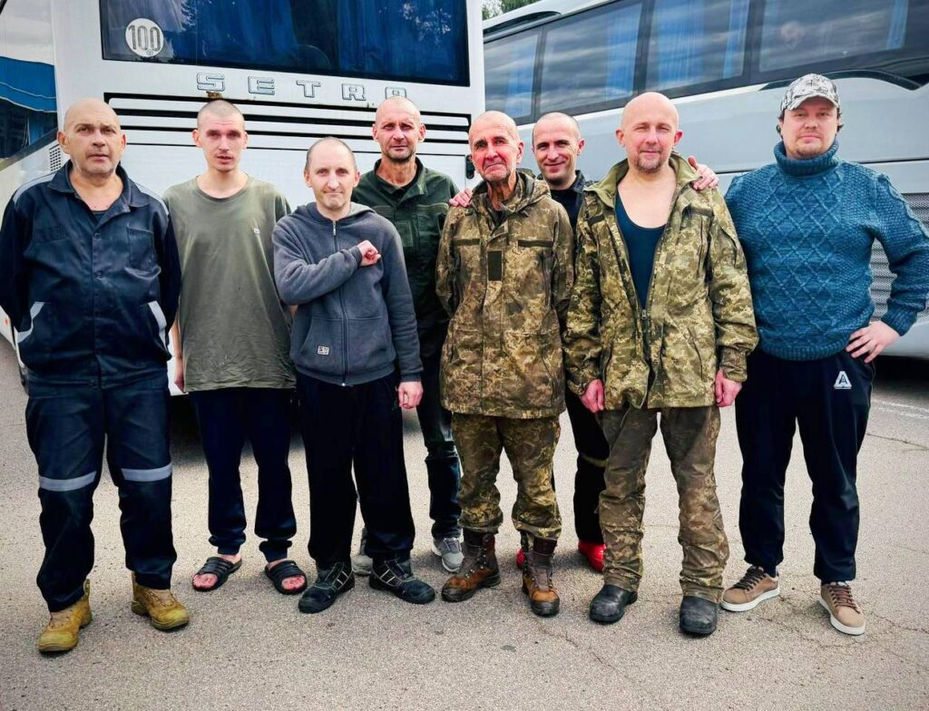 В Україну повернули людей, які понад три роки перебували в полоні РФ 2