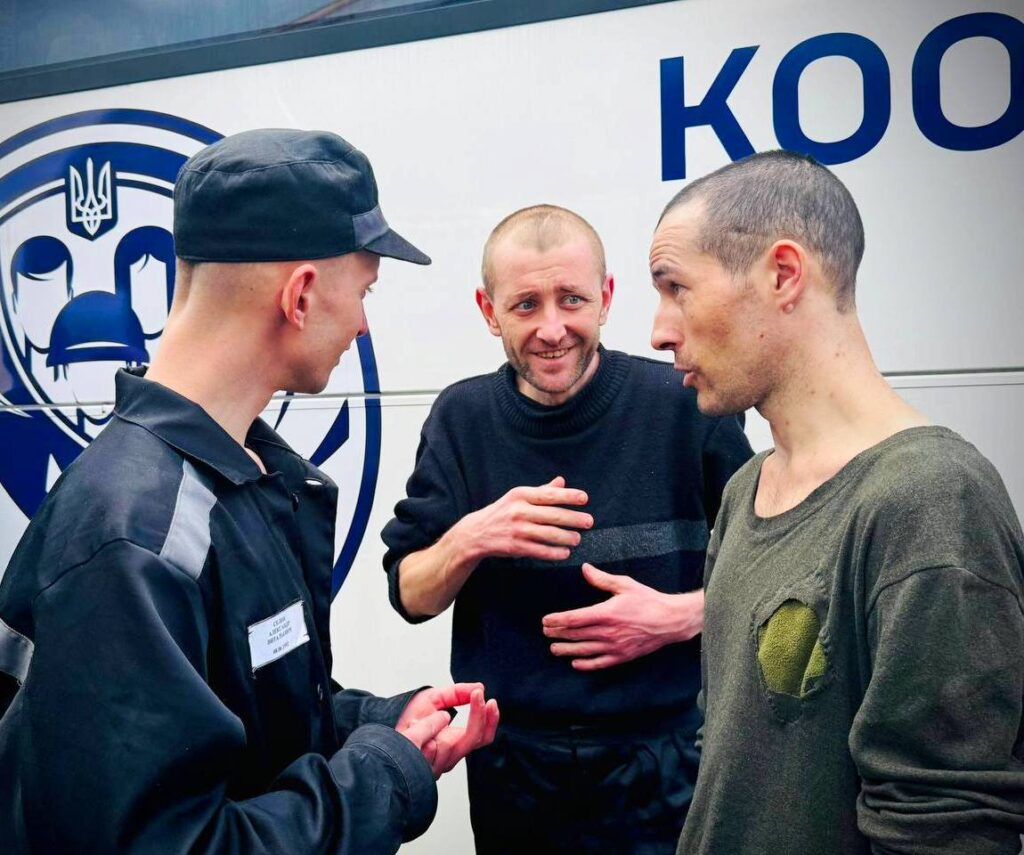 В Україну повернули людей, які понад три роки перебували в полоні РФ 10