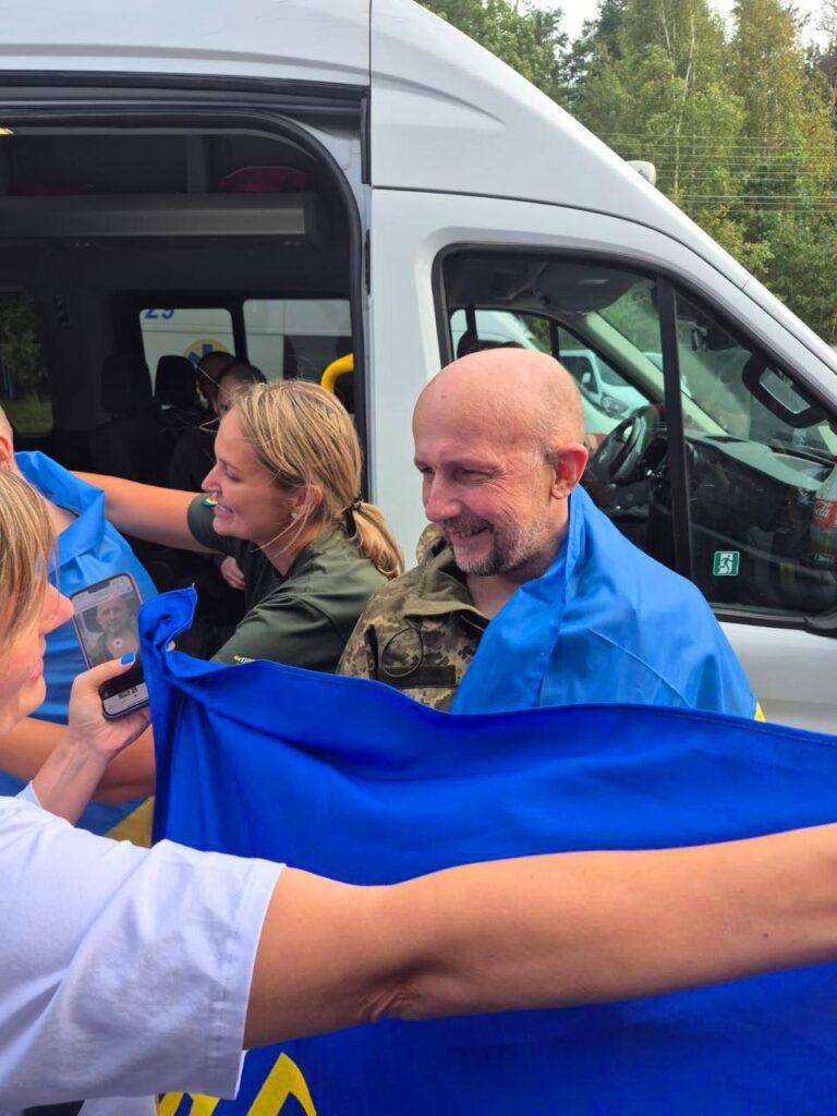 В Україну повернули людей, які понад три роки перебували в полоні РФ 5