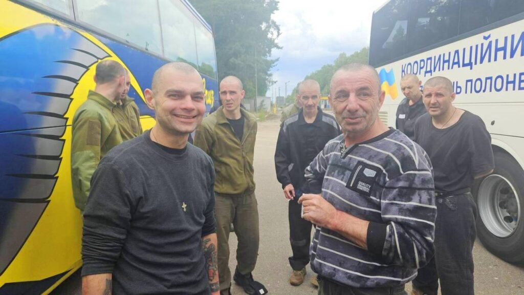 В Україну повернули людей, які понад три роки перебували в полоні РФ 3