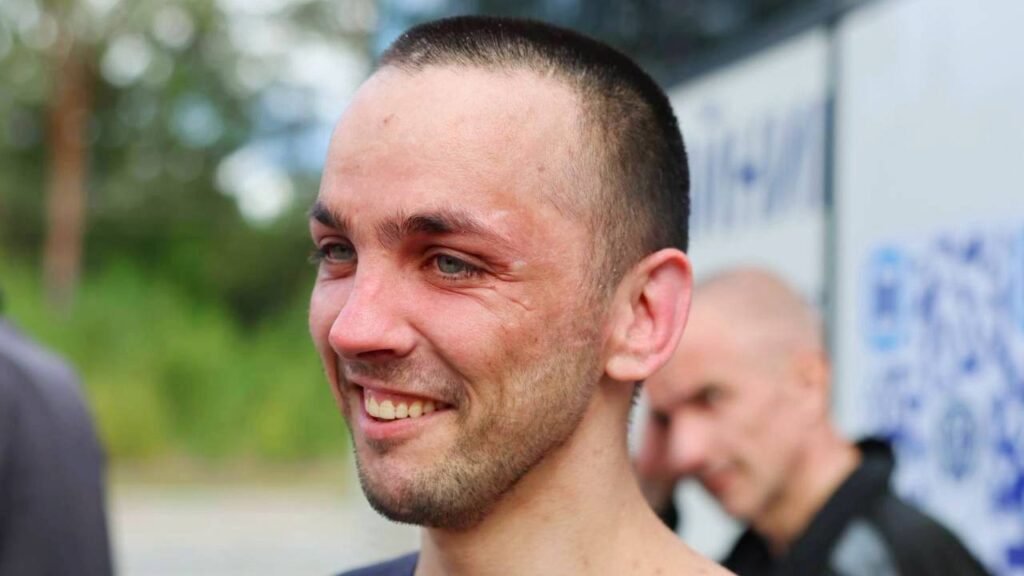 В Україну повернули людей, які понад три роки перебували в полоні РФ 9