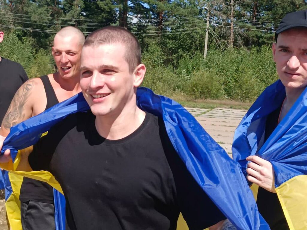 В Україну повернули людей, серед яких й полонені з 2014 року 4