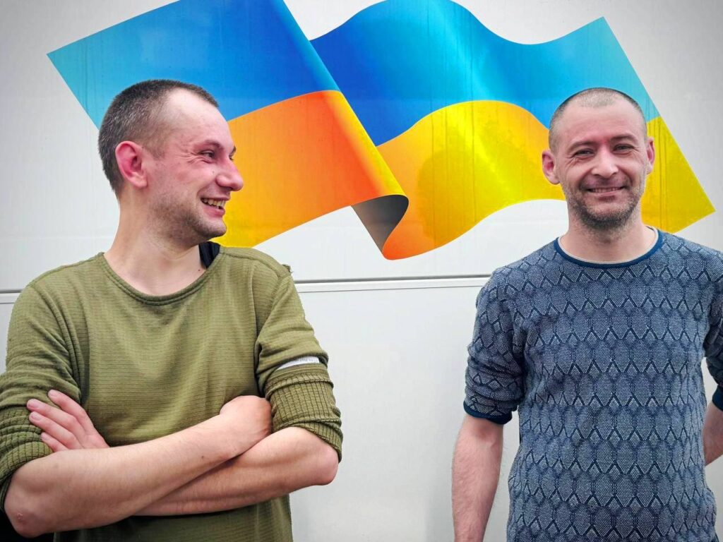 В Україну повернули людей, які понад три роки перебували в полоні РФ 6