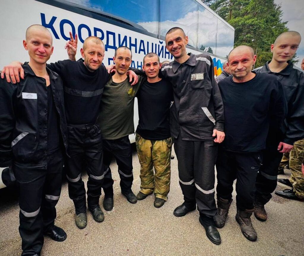 В Україну повернули людей, які понад три роки перебували в полоні РФ 7