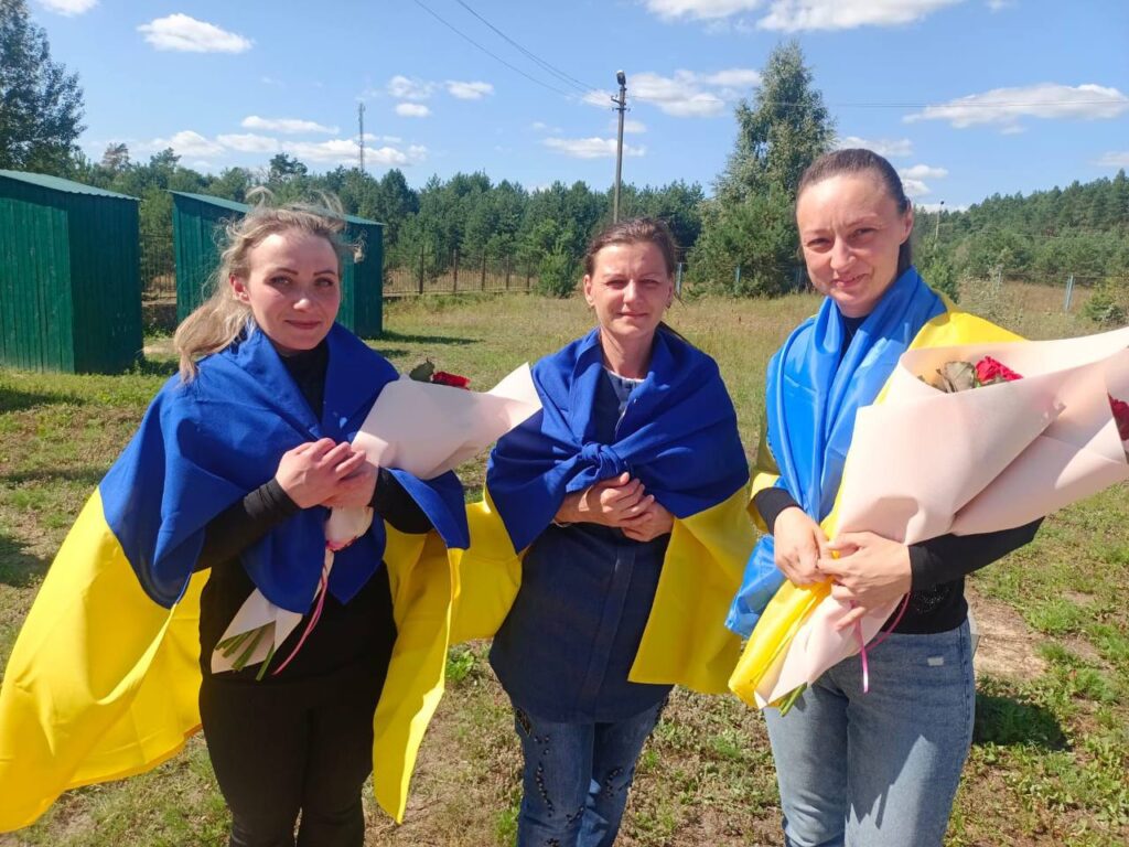 В Україну повернули людей, серед яких й полонені з 2014 року 7