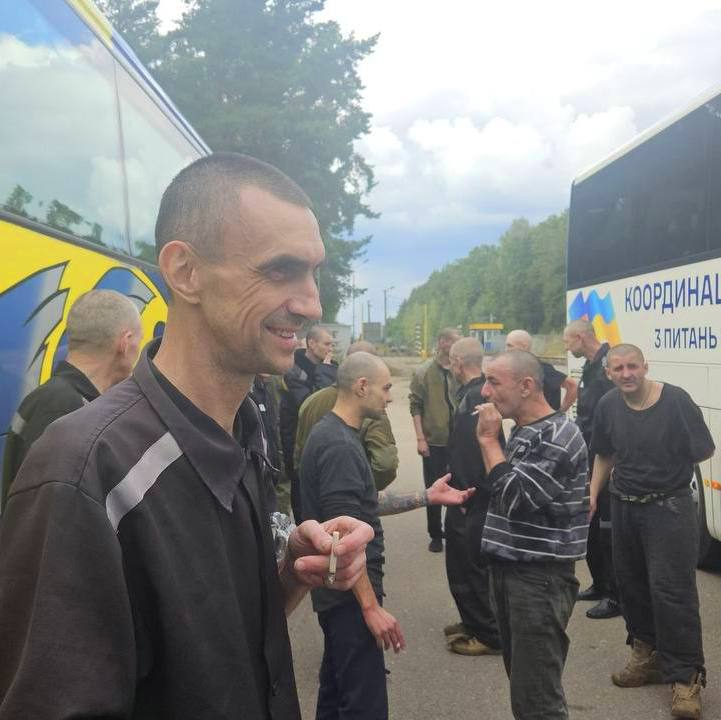 В Україну повернули людей, які понад три роки перебували в полоні РФ 8