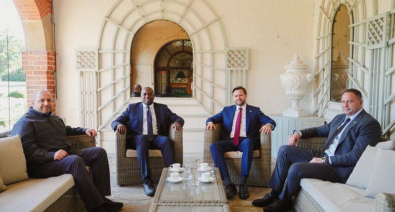 Зеленський і Єрмак про нараду у Британії