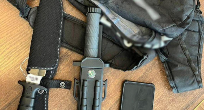 на Закарпатті затримали хлопця з ножами