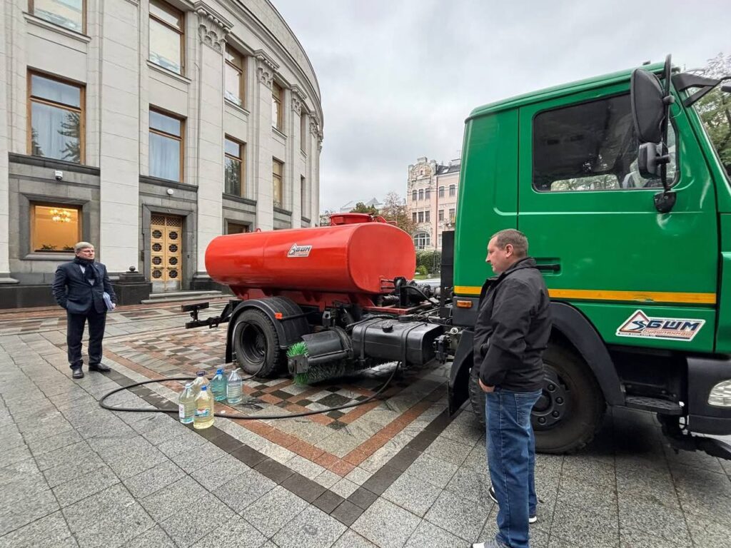 Рада залишилася без води через атаку РФ, а до Кабміну привезли біотуалети 1