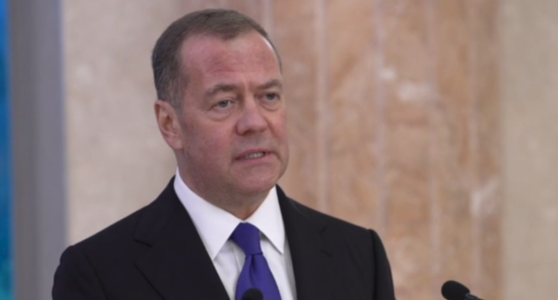 Медведєв погрожує Трампу через передачу ракет Україні